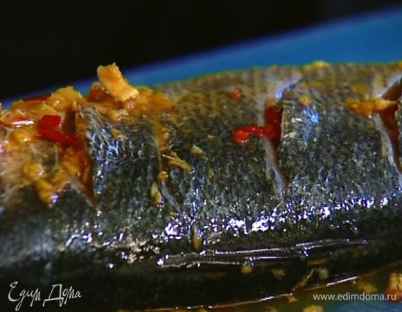 Начинить маринадом надрезы в рыбе, остальной маринад выложить в брюшко. Туда же положить несколько веточек кинзы.