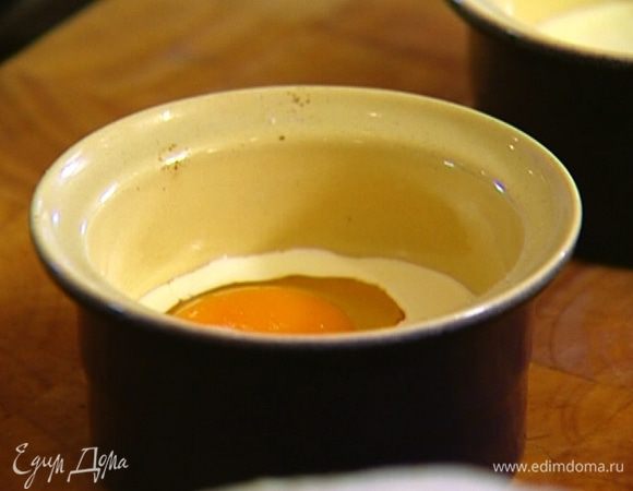 В небольшие керамические горшочки налить по 1 ст. ложке сливок, разбить по одному яйцу, посолить и поперчить. 