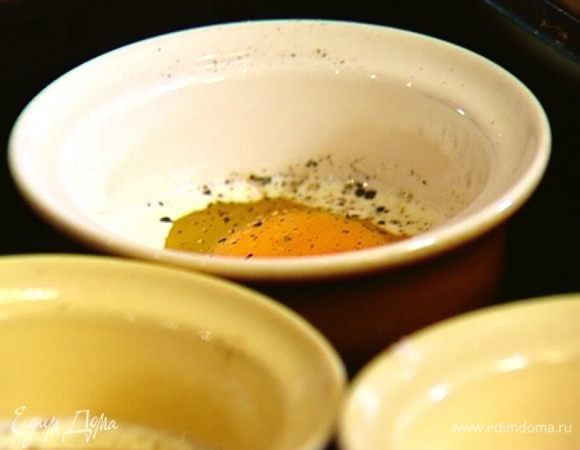 Горшочки поставить в противень с высокими бортами (или в форму для выпечки) и налить в него столько горячей воды, чтобы ее уровень сравнялся с уровнем содержимого горшочков. 