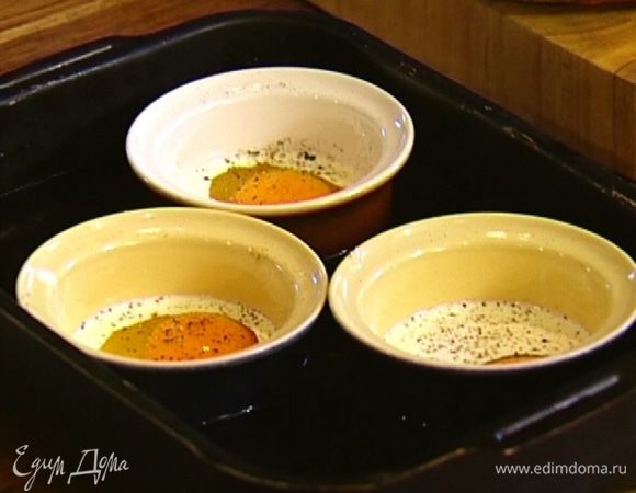 Запекать яйца в разогретой духовке 6–7 минут (если любите более пропеченные, то немного дольше). 