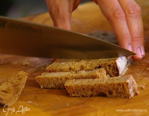 Хлеб нарезать поперек «пальчиками» (если не любите корку, ее можно срезать). 