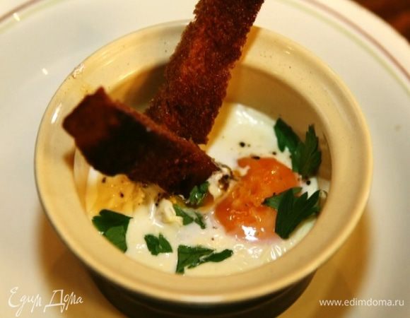 Вынуть противень из духовки, и в каждый горшочек с яйцом воткнуть по нескольку хлебных палочек. 
 
