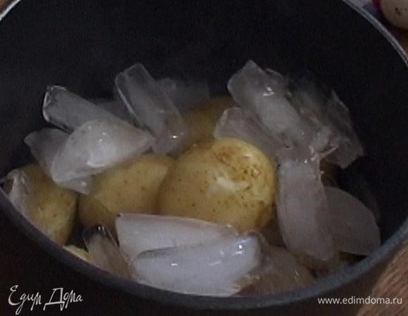 Молодую картошку отварить в мундире, затем воду слить и засыпать картошку льдом, чтобы она не была рассыпчатой.