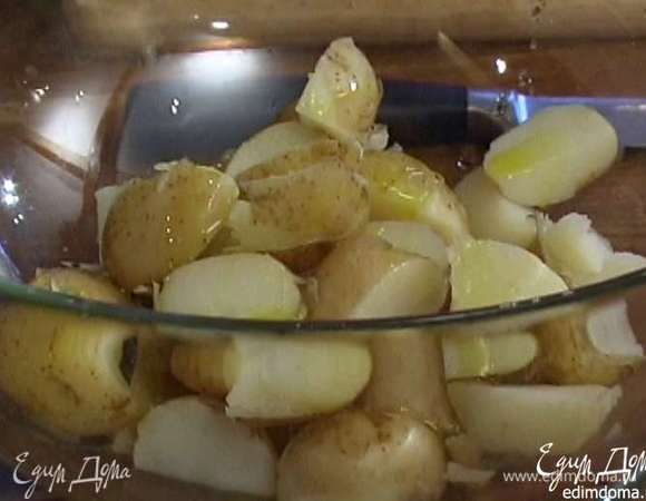 Сваренную картошку разрезать на четыре части, выложить в салатницу, влить 2 ст. ложки оливкового масла, все перемешать.