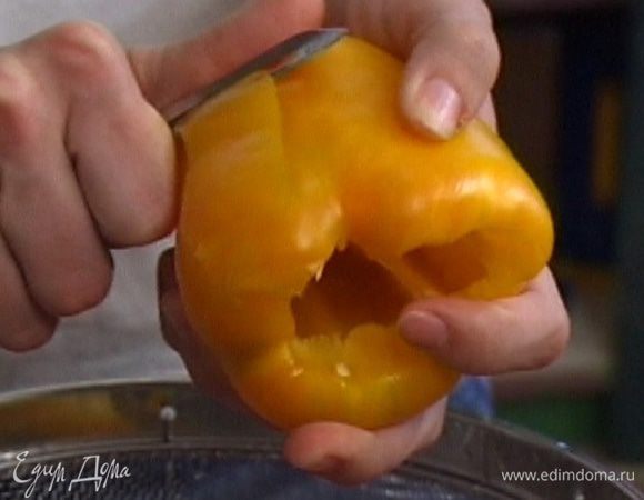 У сладкого перца срезать кожицу и удалить семена, мякоть тонко порезать и выложить в салат.