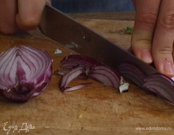 Красный лук почистить и нарезать тонкой соломкой.