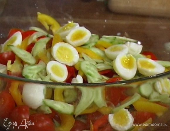 Добавить в салат фасоль, огурцы, яйца, каперсы и красный лук.