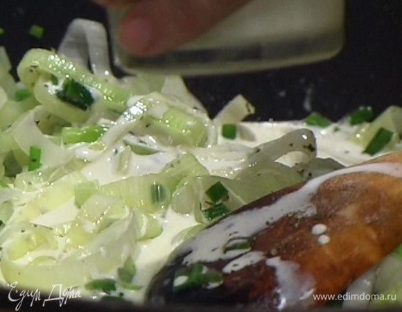 Добавить зеленый лук, тушить еще 2-3 минуты, затем добавить 6 ст. ложек сливок, понемногу соли, перца и прованских трав.