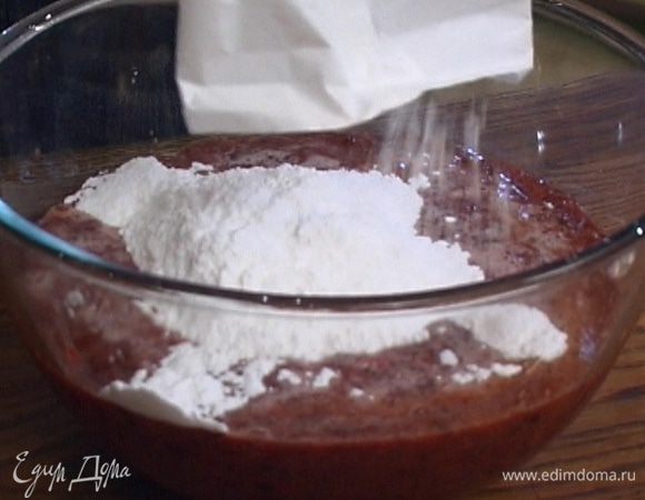 Добавить сахарную пудру и вино, хорошенько перемешать.