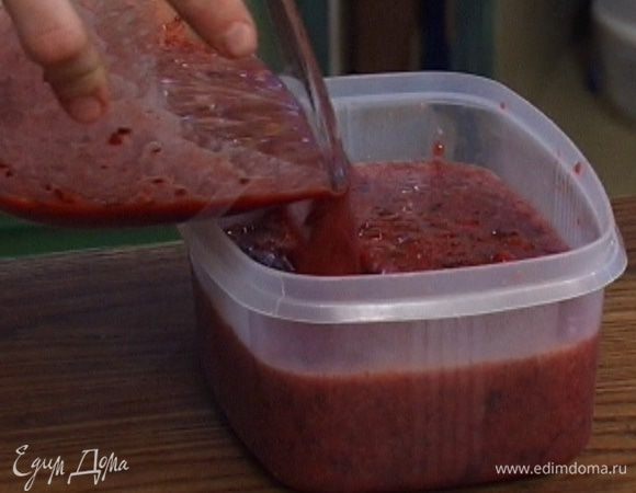 Влить сорбе в пластиковый контейнер, закрыть крышкой. Замораживать примерно 8 часов, перемешивая каждый час, чтобы смесь осталась однородной. Или заморозить сорбе в мороженице.