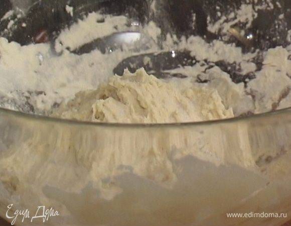 Когда дрожжи растворятся, всыпать муку, соль и сахарную пудру, вымесить тесто.