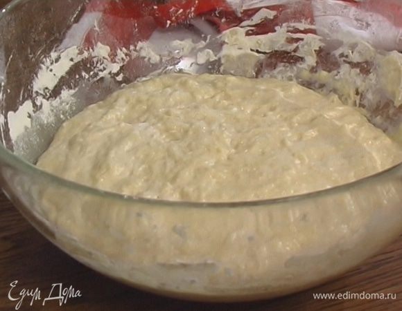 Добавить оливковое масло, месить тесто еще 3−5 минут, затем поставить на час в теплое место.