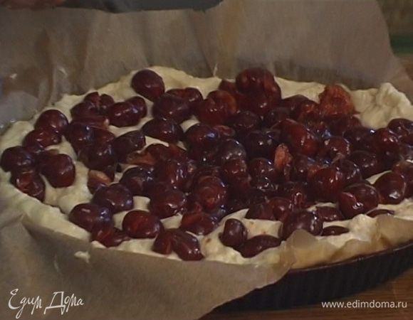 Из черешни вынуть косточки. Выложить ягоды на лепешку, слегка прижать, чтобы они наполовину погрузились в тесто. Выпекать фокаччу в разогретой духовке 30-35 минут.
