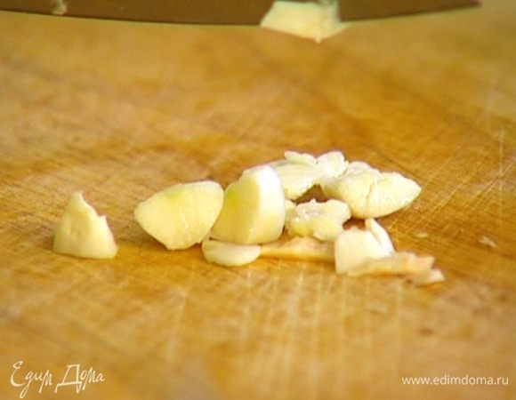 Чеснок почистить и мелко порубить.