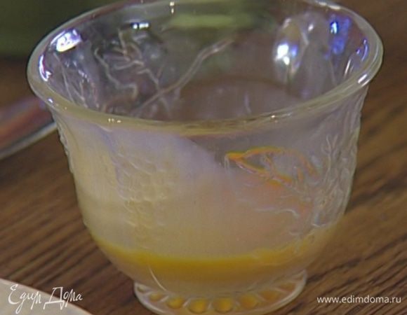 Яичный желток слегка взбить.