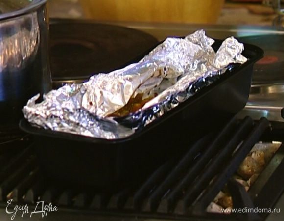 Запекать картофель в разогретой духовке 20 минут. 