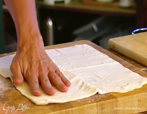 Тесто раскатать, разрезать на четыре равных квадрата и промазать их яичным желтком. 