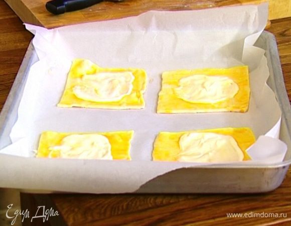 Противень выстелить бумагой для выпечки или фольгой и выложить на него галеты из теста на расстоянии друг от друга.
