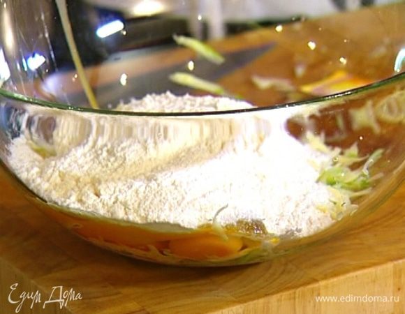 Муку соединить с манкой и разрыхлителем, всыпать в кабачковую массу.