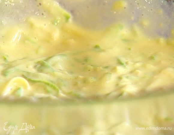 Влить молоко, посолить, поперчить и перемешать. Тесто должно получиться по консистенции как густая сметана: если оно будет слишком жидким, добавить чуть-чуть муки; если получится слишком густым — немного молока.