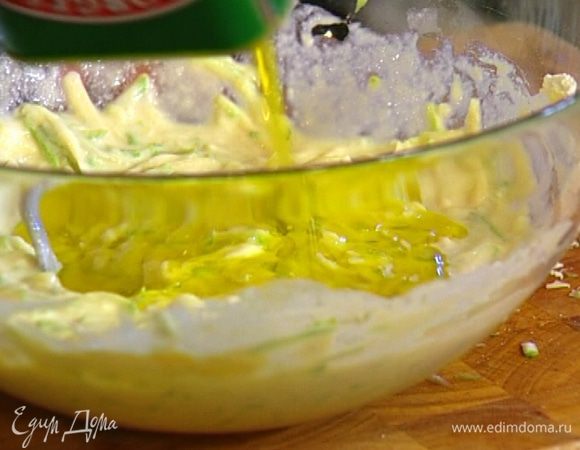 В тесто влить 50 мл оливкового масла и еще раз перемешать.