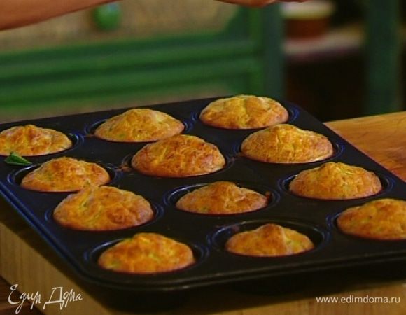 Выпекать маффины в разогретой духовке 10–12 минут до образования золотистой корочки.<br />
Пока маффины не остыли, присыпать измельченными листьями мяты.