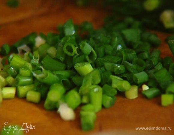 Зеленый лук мелко нарезать и добавить в фарш, все посолить, поперчить и перемешать.