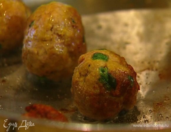 Разогреть в сковороде 2 ст. ложки оливкового масла и обжарить тефтельки со всех сторон, а затем выложить на бумажное полотенце, чтобы убрать излишки жира.