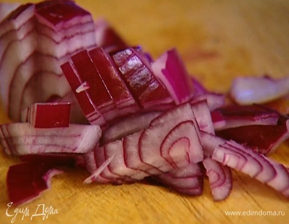 Красный лук и чеснок почистить и мелко порубить.