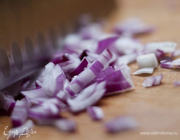 Луковицу почистить и мелко порезать.