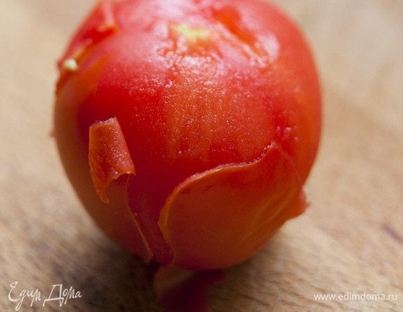 Помидоры ошпарить, снять с них кожицу, мякоть нарезать кубиками.