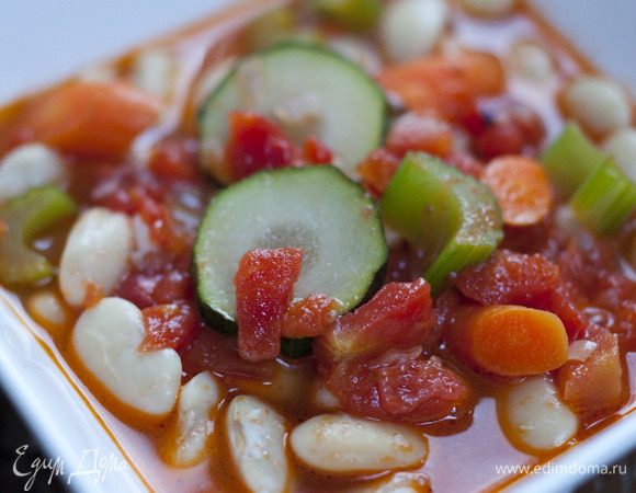 Цукини, оставшуюся морковь и сельдерей нарезать кружками, добавить в кастрюлю и поварить пару минут, затем добавить фасоль, еще немного бульона и варить до готовности фасоли, в конце посолить, всыпать базилик и орегано.