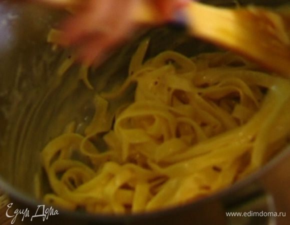  Влить к отваренным макаронам сливки, добавить сырое яйцо, посолить, поперчить и перемешать. 