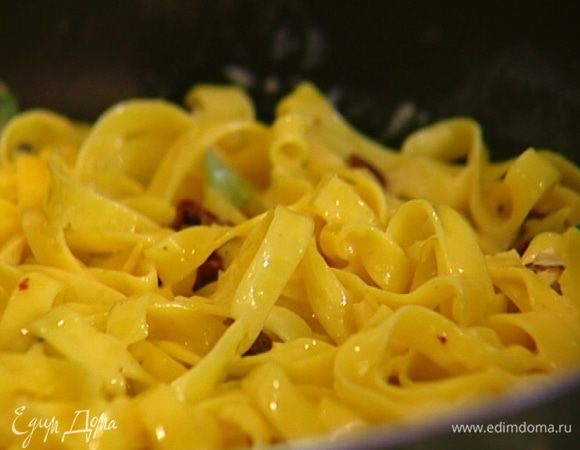 Сыр натереть на крупной терке, посыпать макароны (немного сыра оставить) и перемешать. 