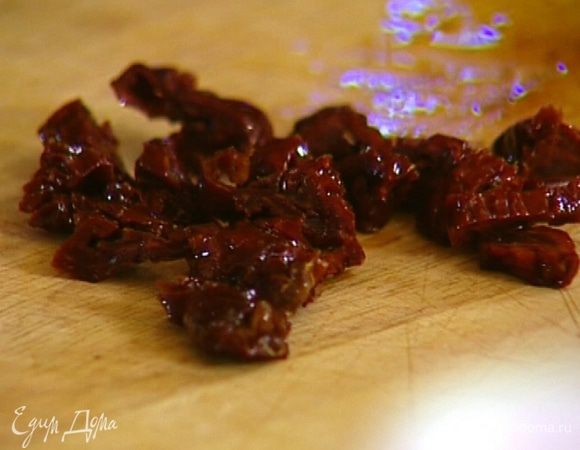 Вяленые помидоры нарезать небольшими кусочками и отправить к макаронам.