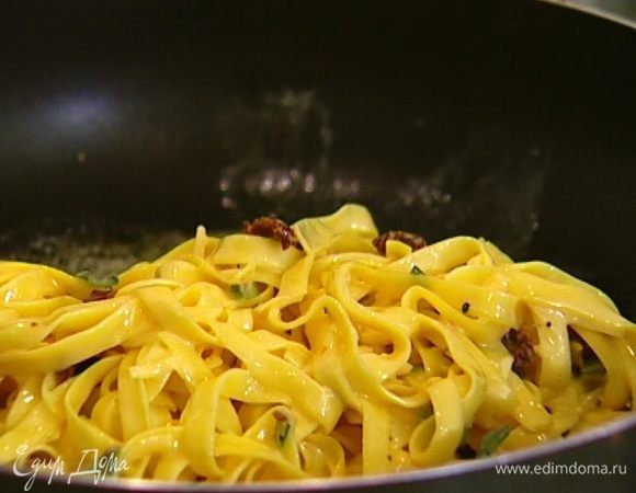 Измельчить 2 веточки майорана, добавить в кастрюлю и все еще раз перемешать. 