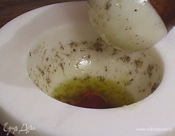 Приготовить маринад: к оливковому маслу добавить чеснок, тмин, семена кориандра и щепотку черного перца, все перемешать.