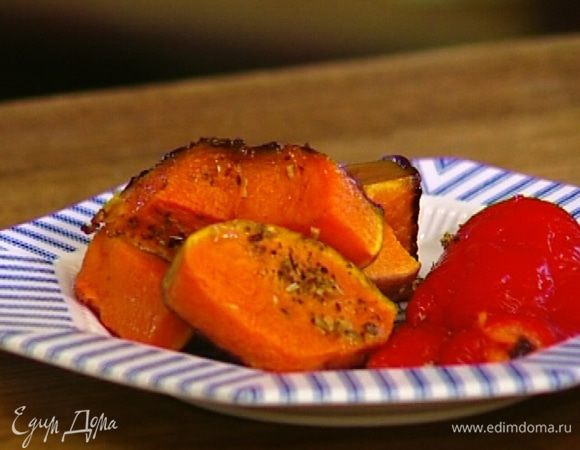 Тыкву почистить, порезать крупными кусками, натереть маринадом, завернуть в фольгу и запечь, за несколько минут до готовности развернуть фольгу и поместить тыкву под гриль, чтобы получилась золотистая корочка.