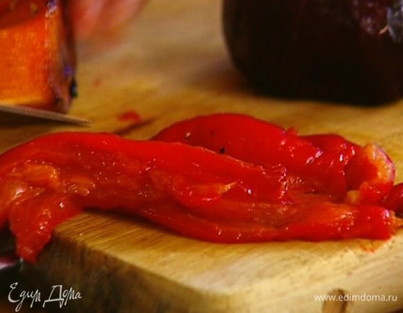 Сладкий перец запечь в духовке до готовности, положить в кастрюлю, закрыть крышкой и оставить на несколько минут, затем снять кожицу и удалить семена.