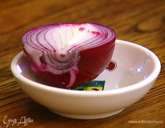 Красный лук почистить, нарезать полукольцами и ошпарить кипятком, чтобы вышла горечь.