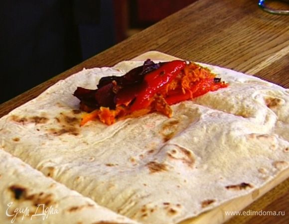 Лаваш развернуть, ближе к одному краю выложить нарезанные свеклу, тыкву и перец, слегка посолить и поперчить.