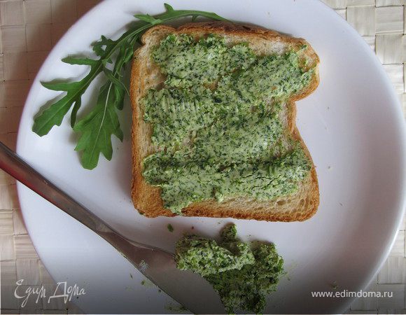 Масло вынуть из холодильника для того, чтобы оно стало мягким. На блендере измельчить палочки от зелени, чистые и подсушенные полотенцем.
Готовую массу из рубленной мелко зелени тщательно перемешать с мягким маслом, выложить в плоскую форму и убрать в холодильник. Рекомендуется с теплым тостом или свежим багетом.
Приятного аппетита!))))