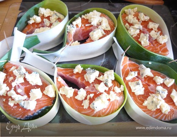 Сверху на каждый стейк положить кусочки голубого сыра. 