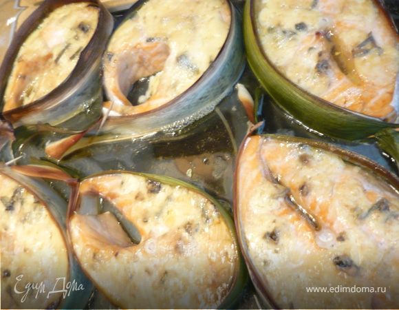 Запекать в духовке при температуре 220 градусов до готовности, примерно 20 минут. У меня было 6 больших стейков, запекала около 30 минут.