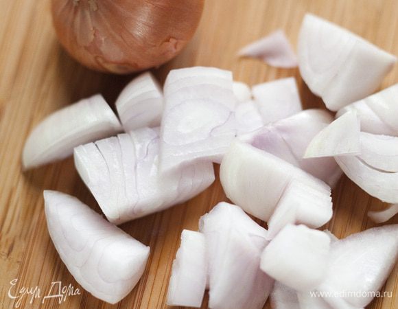 Лук мелко нарезать.