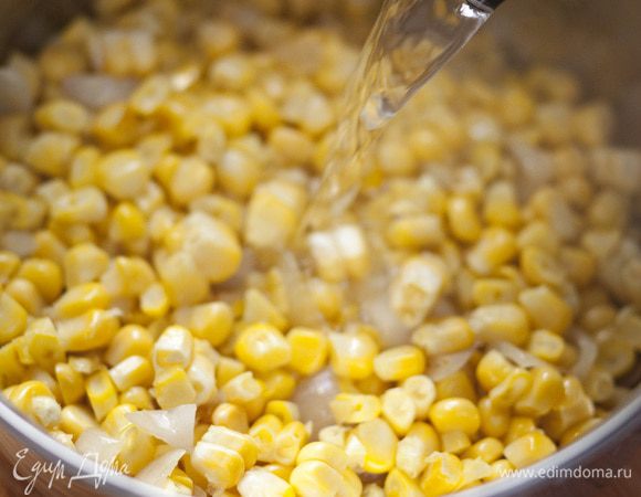В большой кастрюле разогреть кукурузное масло и обжарить лук до прозрачности, добавить кукурузные зерна, потомить минуту, залить кипятком и варить 30 минут.