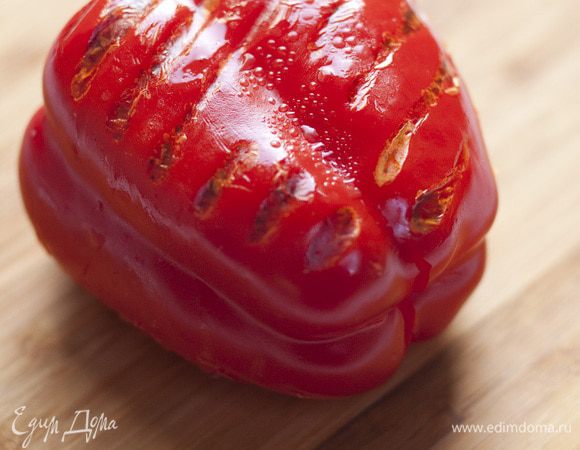 Сладкий перец обжарить на гриле или в духовке, положить на пару минут в пластиковый пакет, затем снять кожицу, удалить зерна и взбить в блендере.