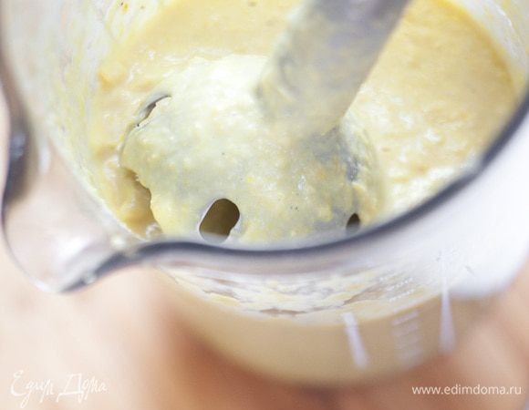 Горсть зерен кукурузы вынуть из супа, все остальное взбить в блендере, затем добавить сливки, целые зерна кукурузы, белый перец и соль, суп немного прогреть.