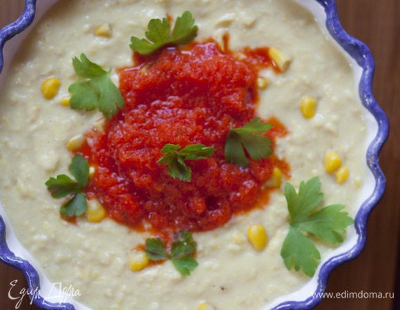 Разлить суп по тарелкам, добавить в каждую столовую ложку пюре из красного перца, посыпать петрушкой.