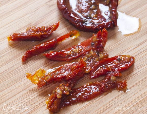 Вяленые помидоры нарезать длинными полосками, добавить во взбитые яйца, посолить.